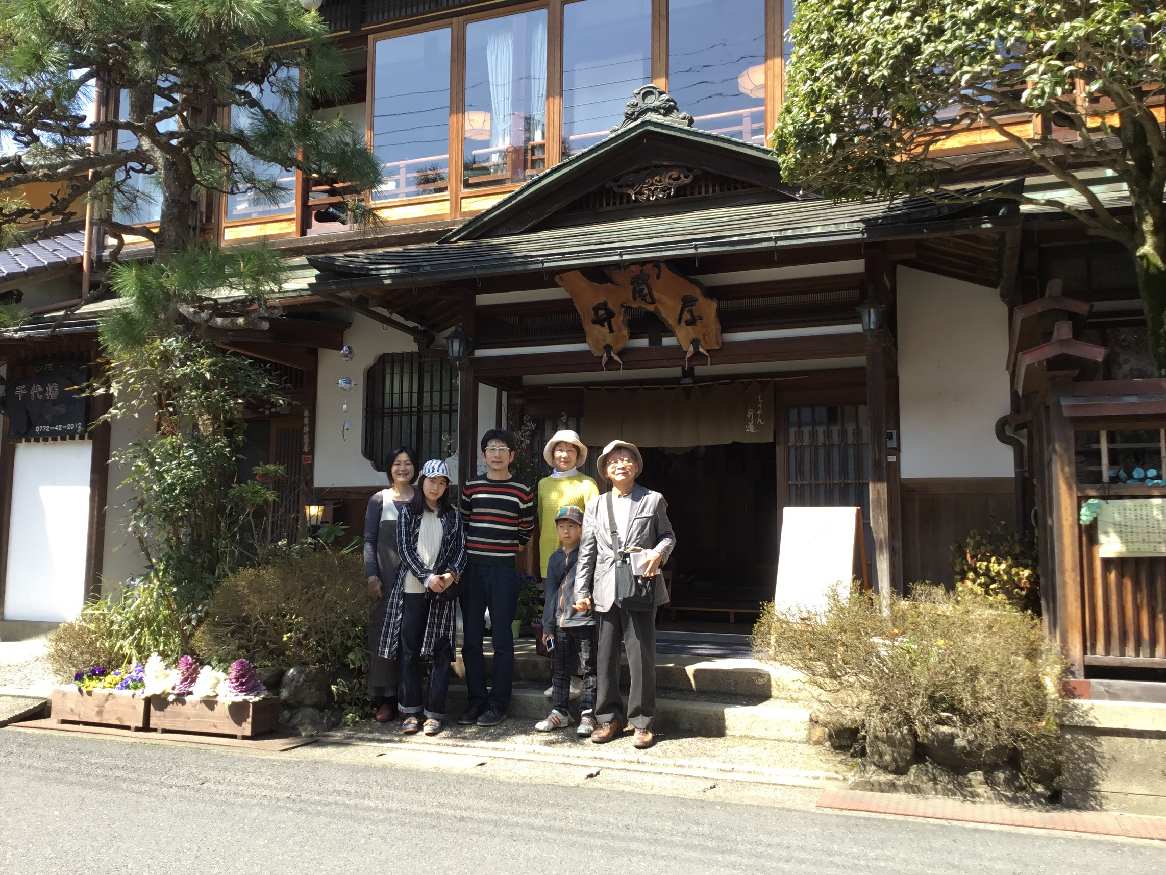 「腐る経済」タルマーリー・渡邉格さん御家族が、ちりめん街道にやってきました。